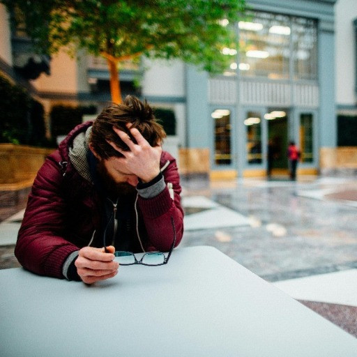 Un giovane su dieci si rivolge all’IA quando è preoccupato