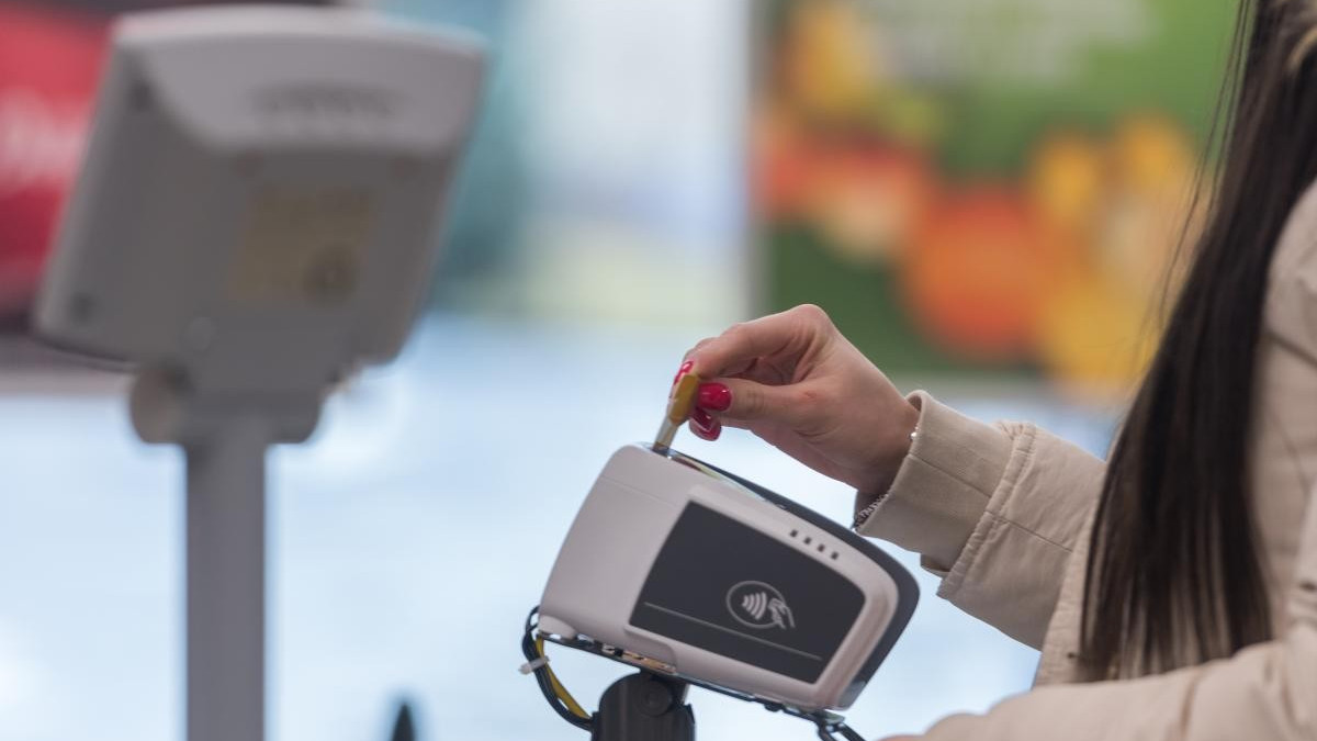 Pagare all'estero? Meglio la carta di debito che di credito