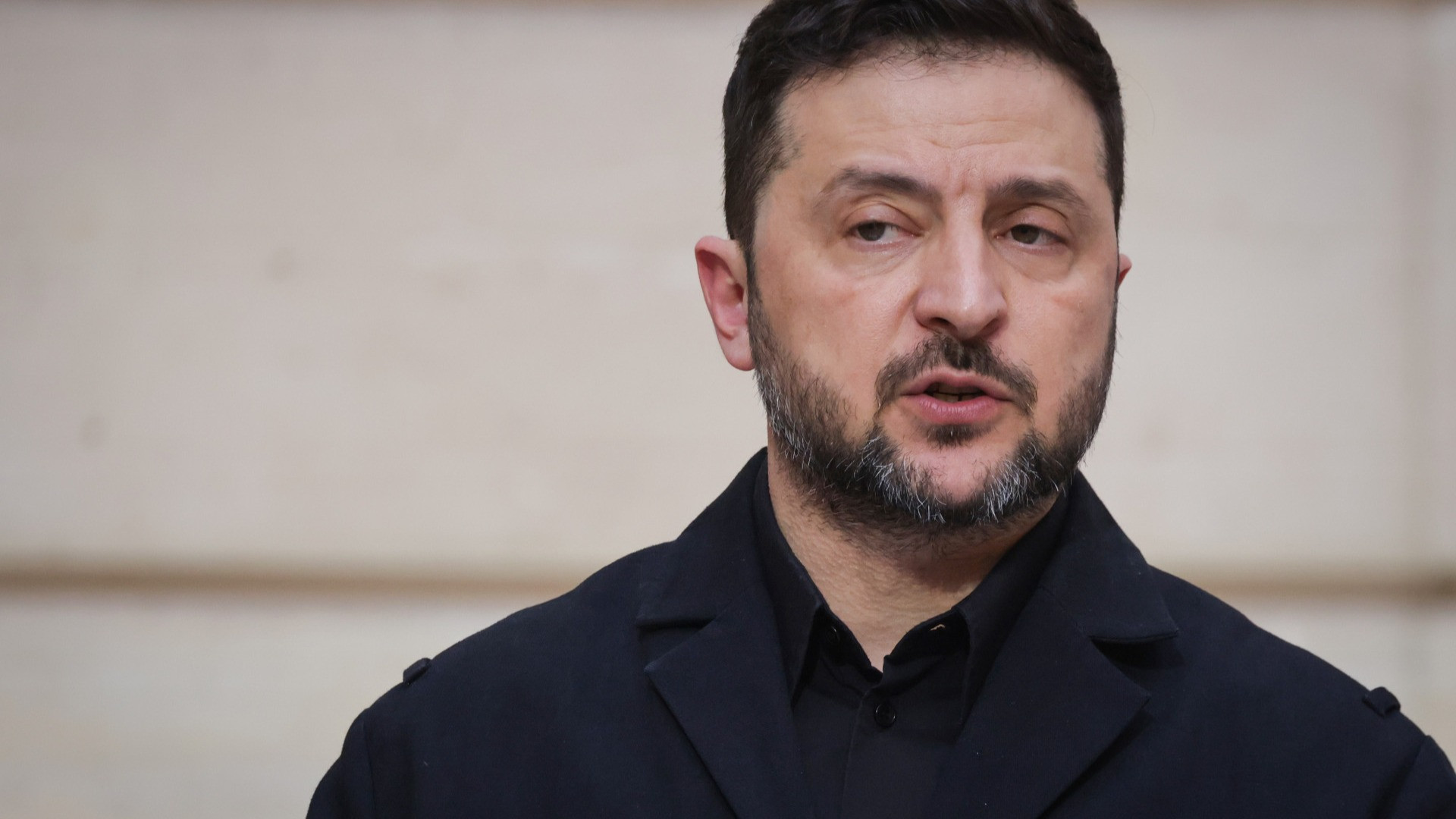 Zelensky a Downing Street da Starmer, poi vede re Carlo