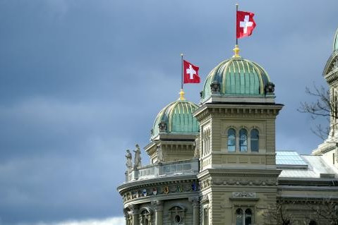 Camere: risparmi, neutralità, alimentazione e salari minimi