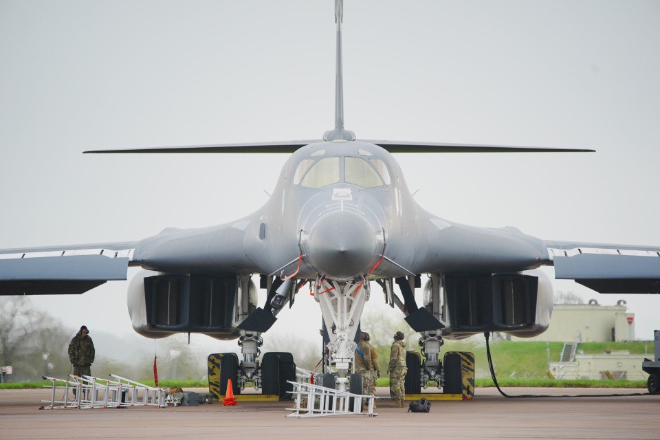 Quei bombardieri americani che decollano da Fairford: «Come in Iraq nel 2003»