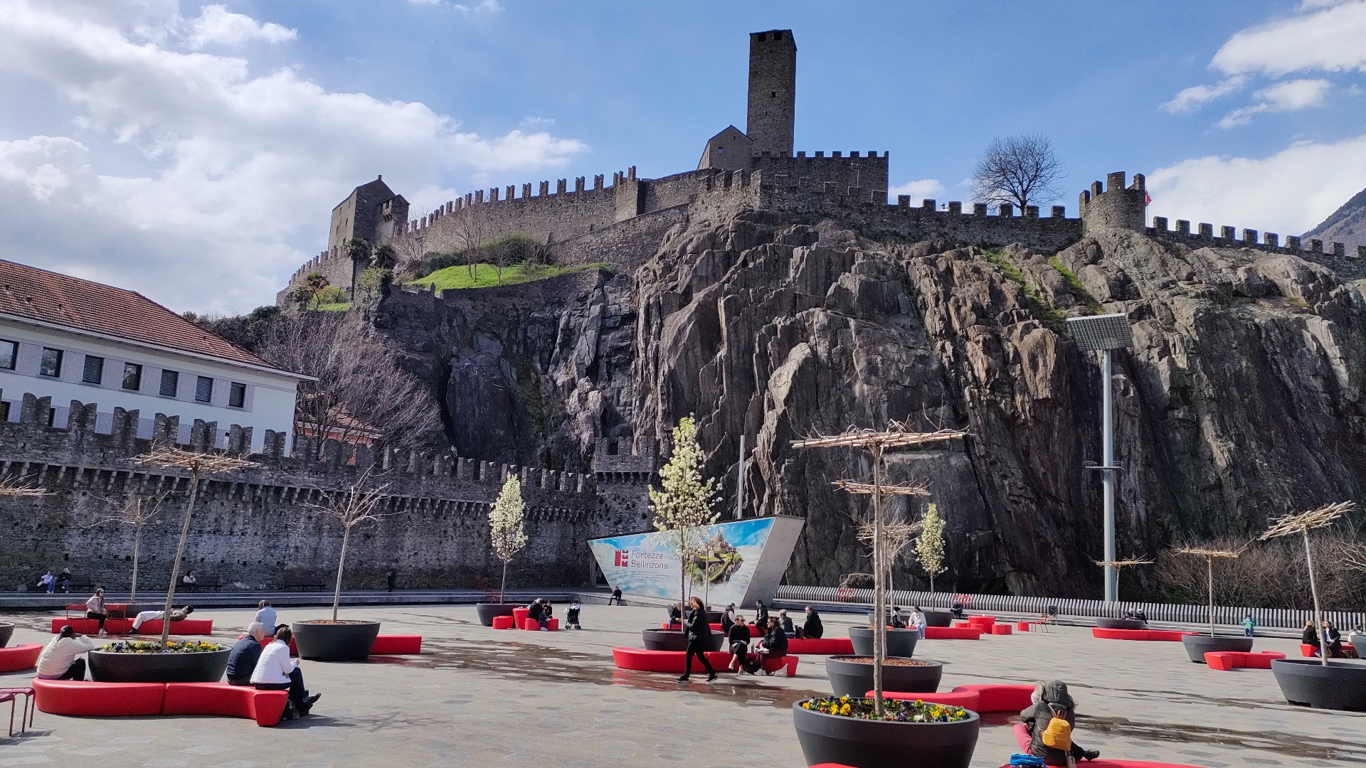 Riecco l'arredo urbano (con il nido d'aquila): vi piace?