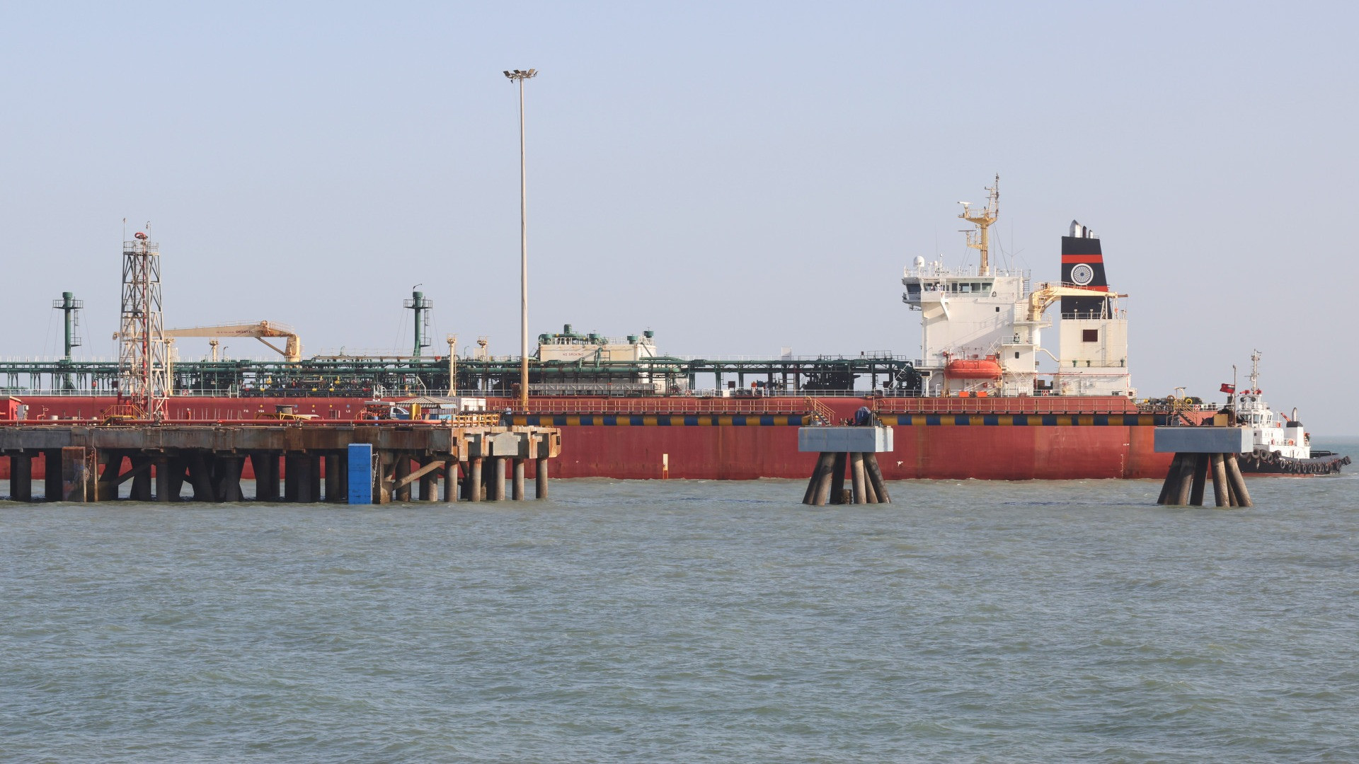 Colpiti siti missilistici iraniani vicino allo Stretto di Hormuz