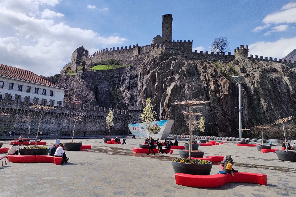 Riecco l'arredo urbano (con il nido d'aquila): vi piace?