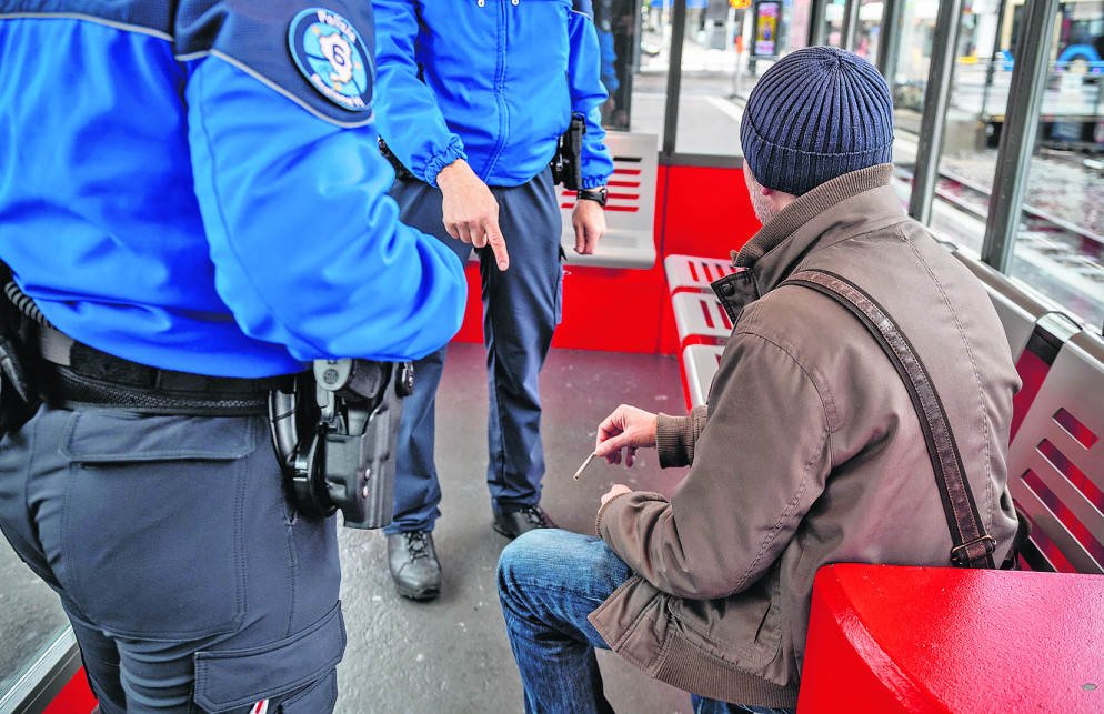 Un controllo di polizia all'interno della stazione di Muralto (foto Cdt - Zocchetti)