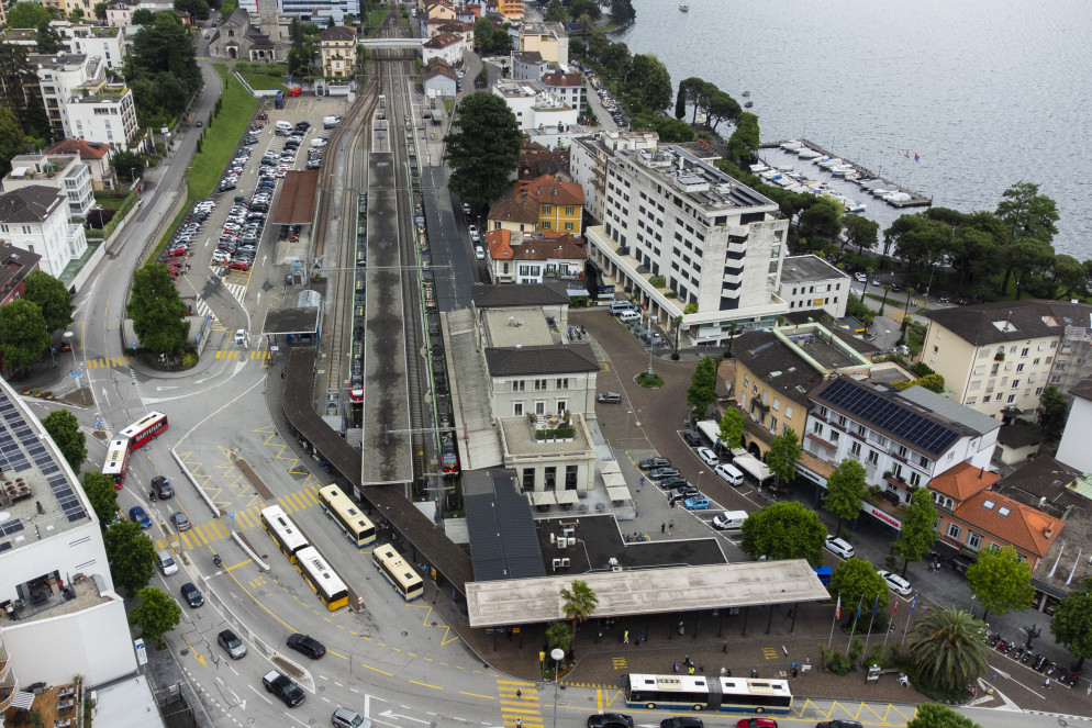 La stazione di Locarno è in territorio di Muralto, di cui segna il confine&nbsp;