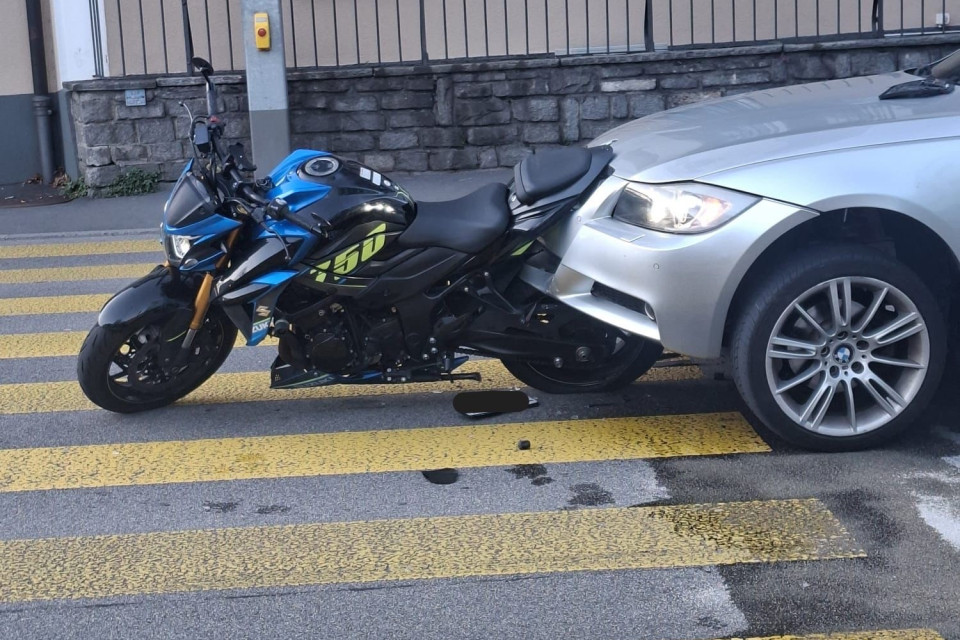 Auto tampona una moto a Bellinzona: illesi i conducenti