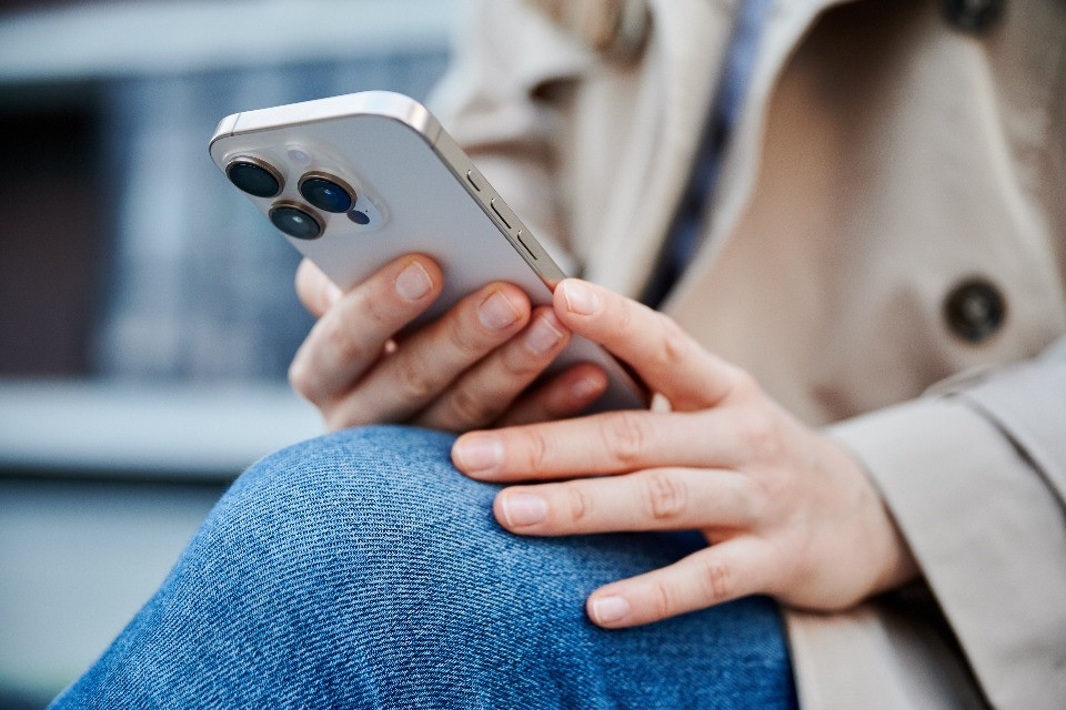 Agli svizzeri piacciono gli iPhone, e in Ticino si cambia meno lo smartphone