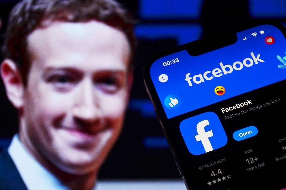 Stipendi, visibilità e influencer, così Facebook si vuole rilanciare