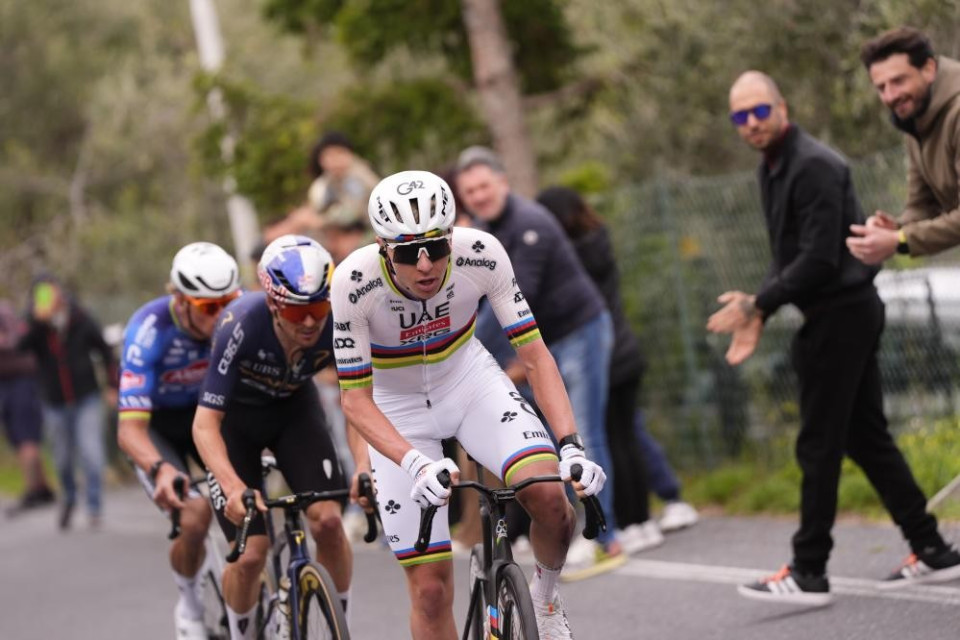 Fenomeno Pogačar, prima cade e poi vince in volata la Milano-Sanremo