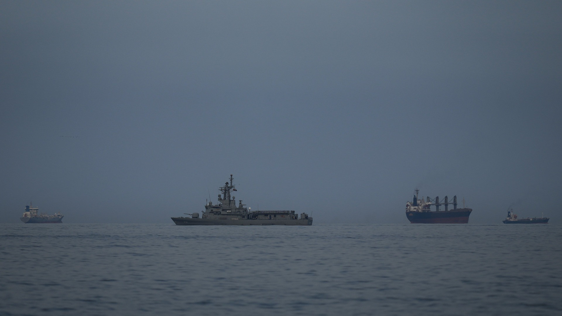 Trump all’Iran: «Riaprite Hormuz o distruggeremo le centrali». La replica: «Se attaccati, chiudiamo tutto»