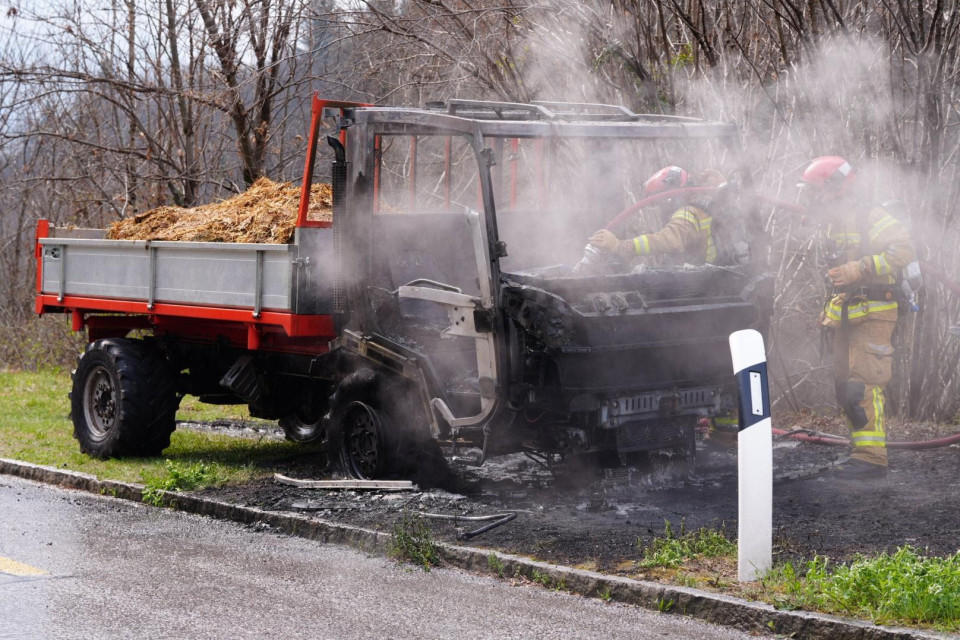 Veicolo agricolo distrutto dalle fiamme a Malvaglia