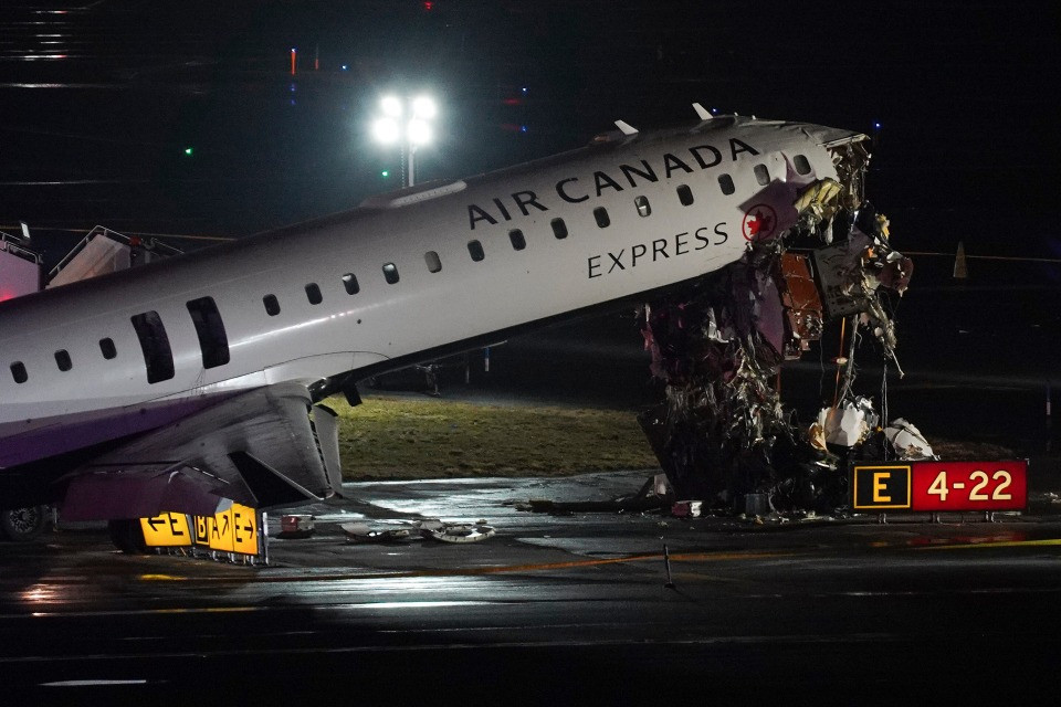 Incidente tra un aereo e un veicolo su una pista dell'aeroporto LaGuardia di New York, due morti