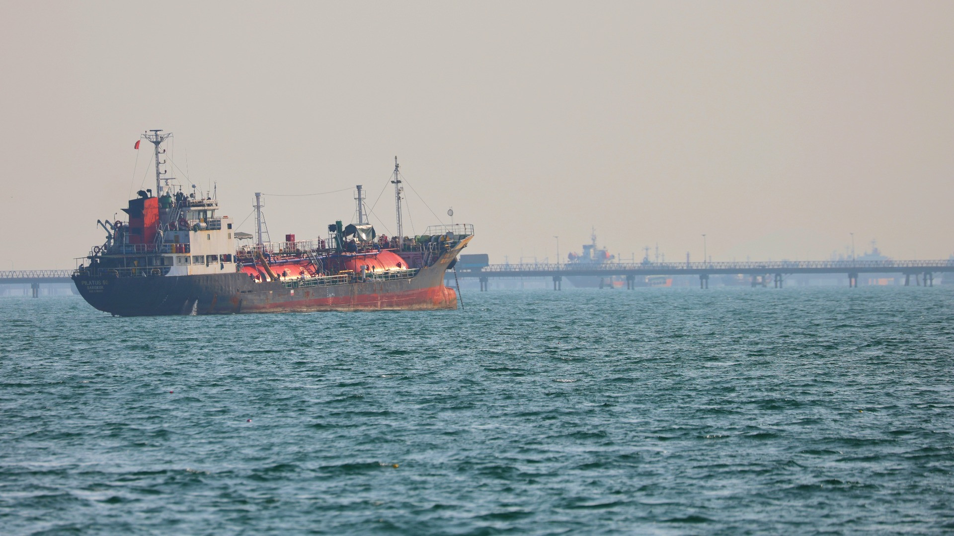 «Lo stretto di Hormuz sarà impraticabile fino a maggio»:  Inflazione più alta e minor crescita nell'Eurozona