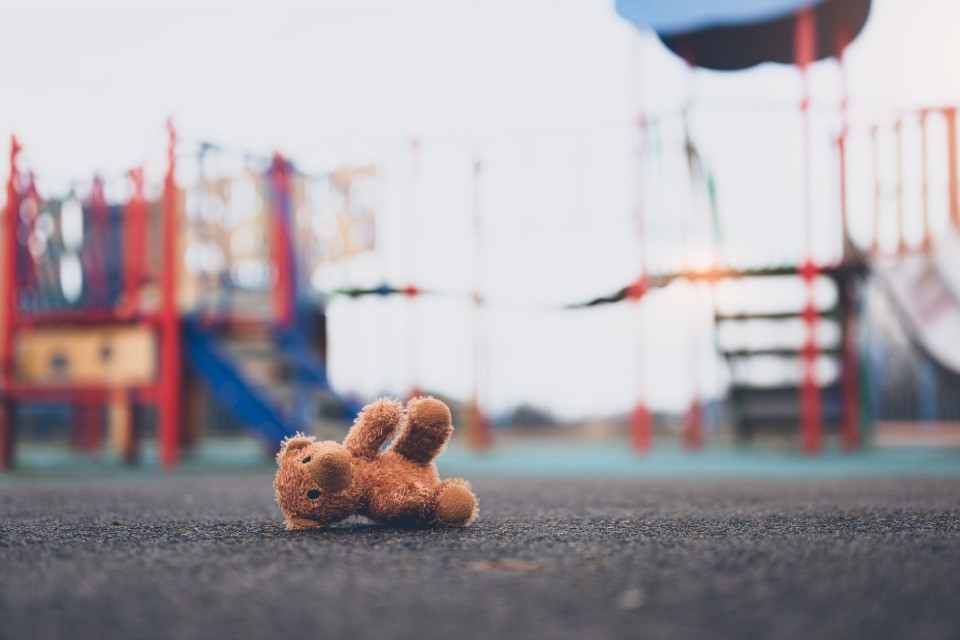 Abusi sessuali negli asili nido: i sospetti, le lacune e l’indagine