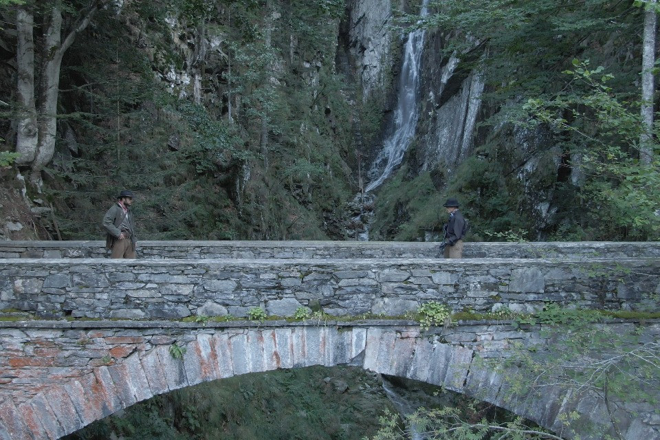 «Polenta western» in Valle Onsernone: tra cascate e silenzi nasce un’avventura immersiva fuori dal tempo