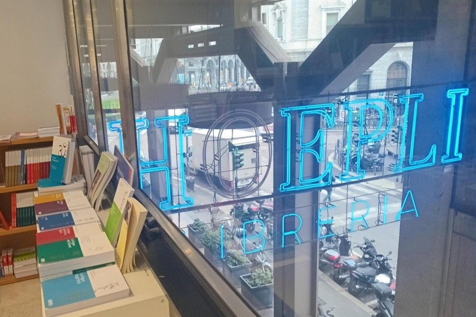 Hoepli in crisi, Mondadori lancia un'offerta per la scolastica