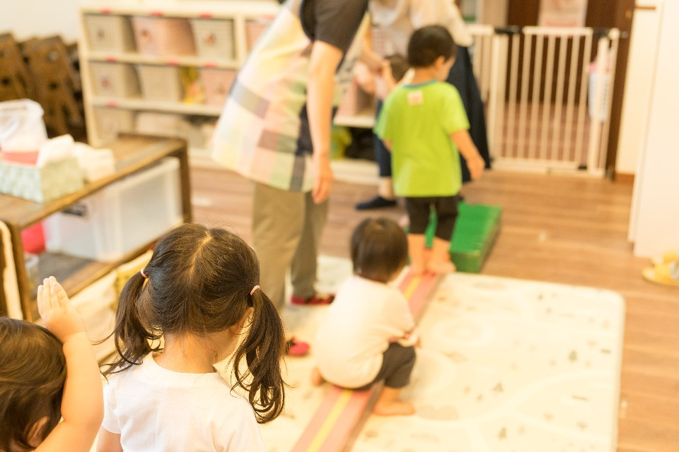 Educatore accusato di avere molestato 15 bambini in due asili nido