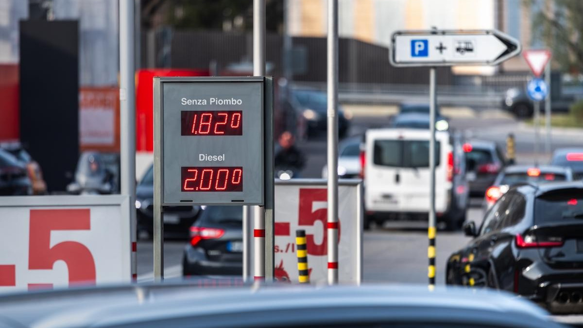 Prezzi di benzina e diesel continuano a salire in Svizzera