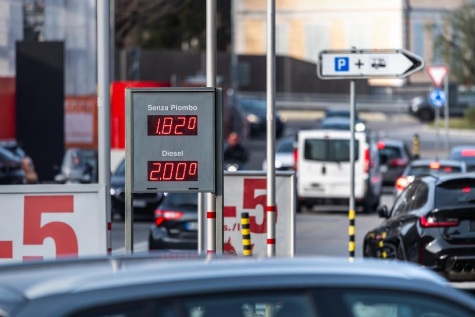 Prezzi di benzina e diesel continuano a salire in Svizzera