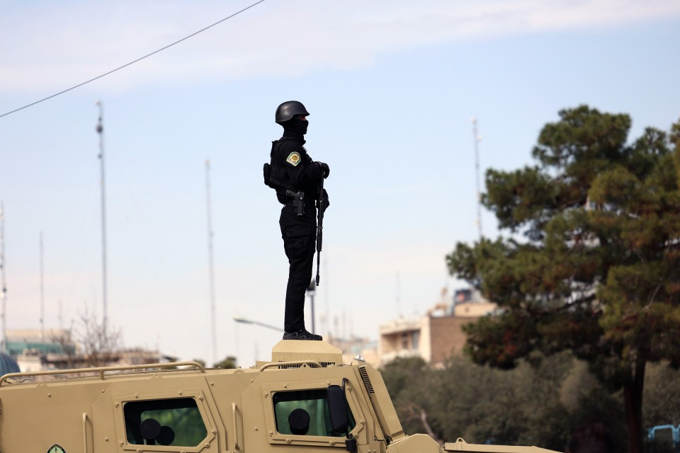 «Adolescenti armati pattugliano le strade di Teheran»