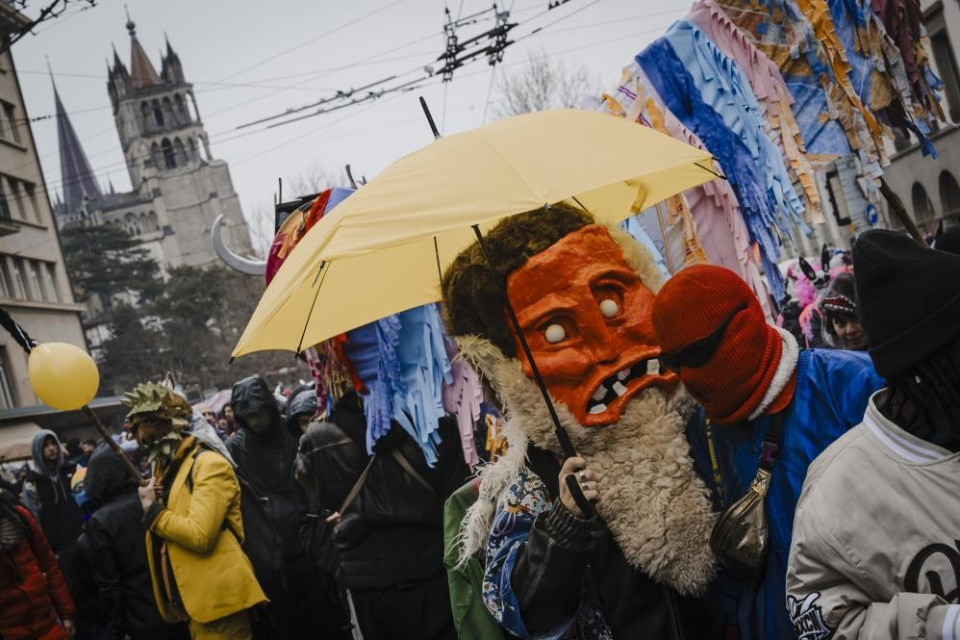 Losanna: in 4000 al «carnevale antifascista»