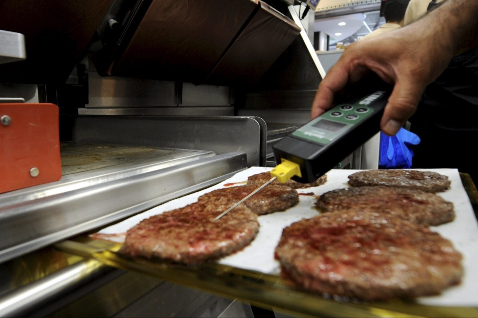 Quel McDonald's nel cuore di Zurigo non s'ha da fare, parola di Emma Thompson