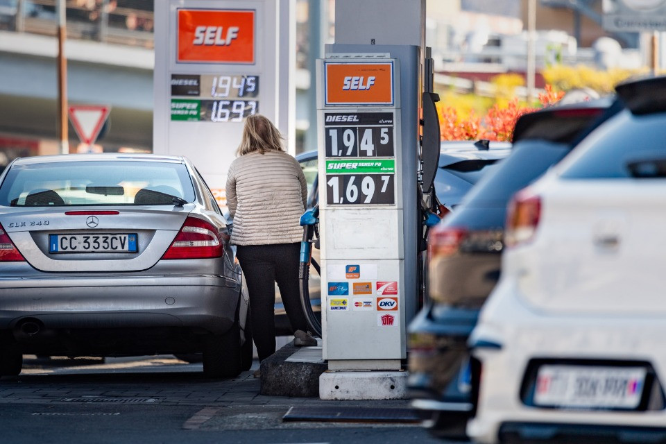 Il pieno di benzina, in Europa, rende tantissimo: alle compagnie petrolifere 24 miliardi di euro extra