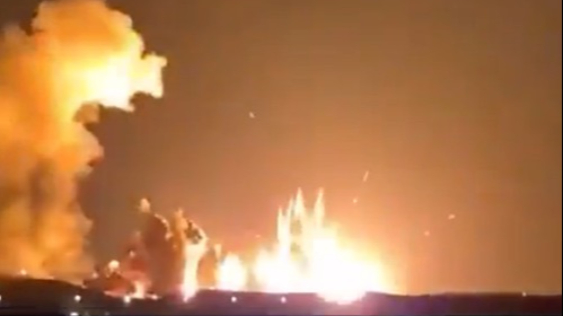 Serie di esplosioni in Iran: colpito un deposito di munizioni, Trump diffonde il video