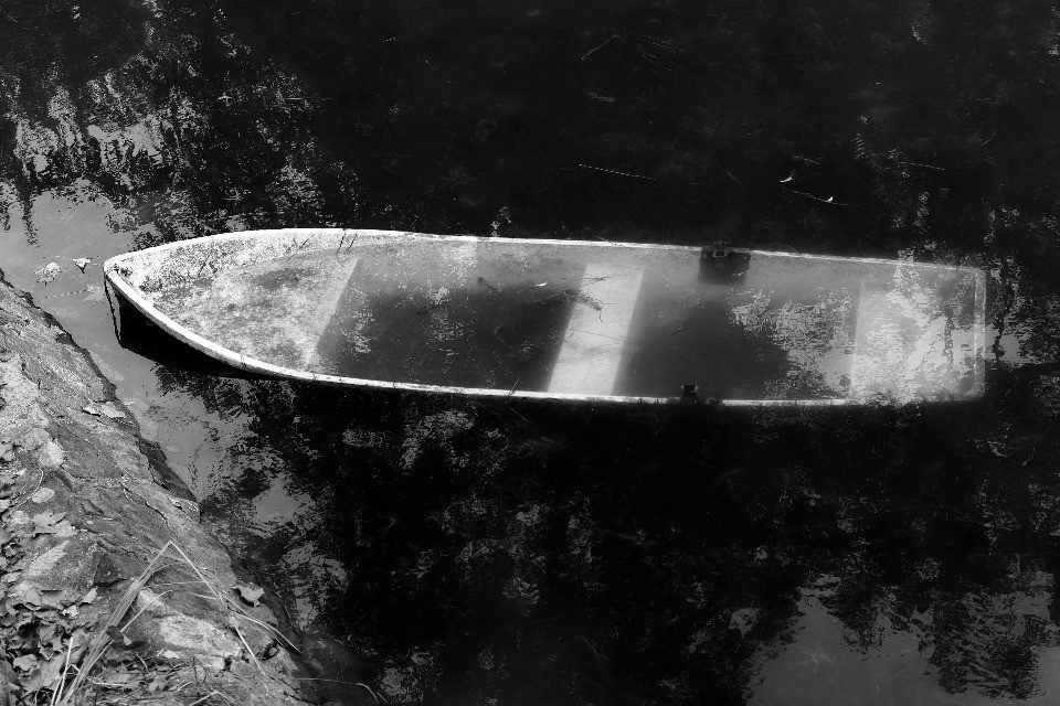 Tragedia sul lago: barca si capovolge, muoiono 2 giovani
