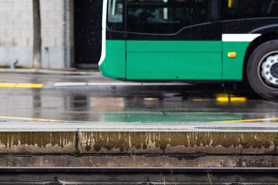 Il bus frena bruscamente, un anziano cade e muore il giorno dopo
