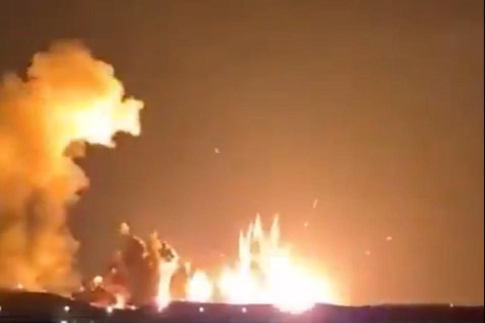 Serie di esplosioni in Iran: colpito un deposito di munizioni, Trump diffonde il video