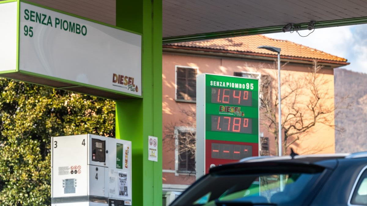 Benzina, il balzo del prezzo del carburante dopo un mese di guerra