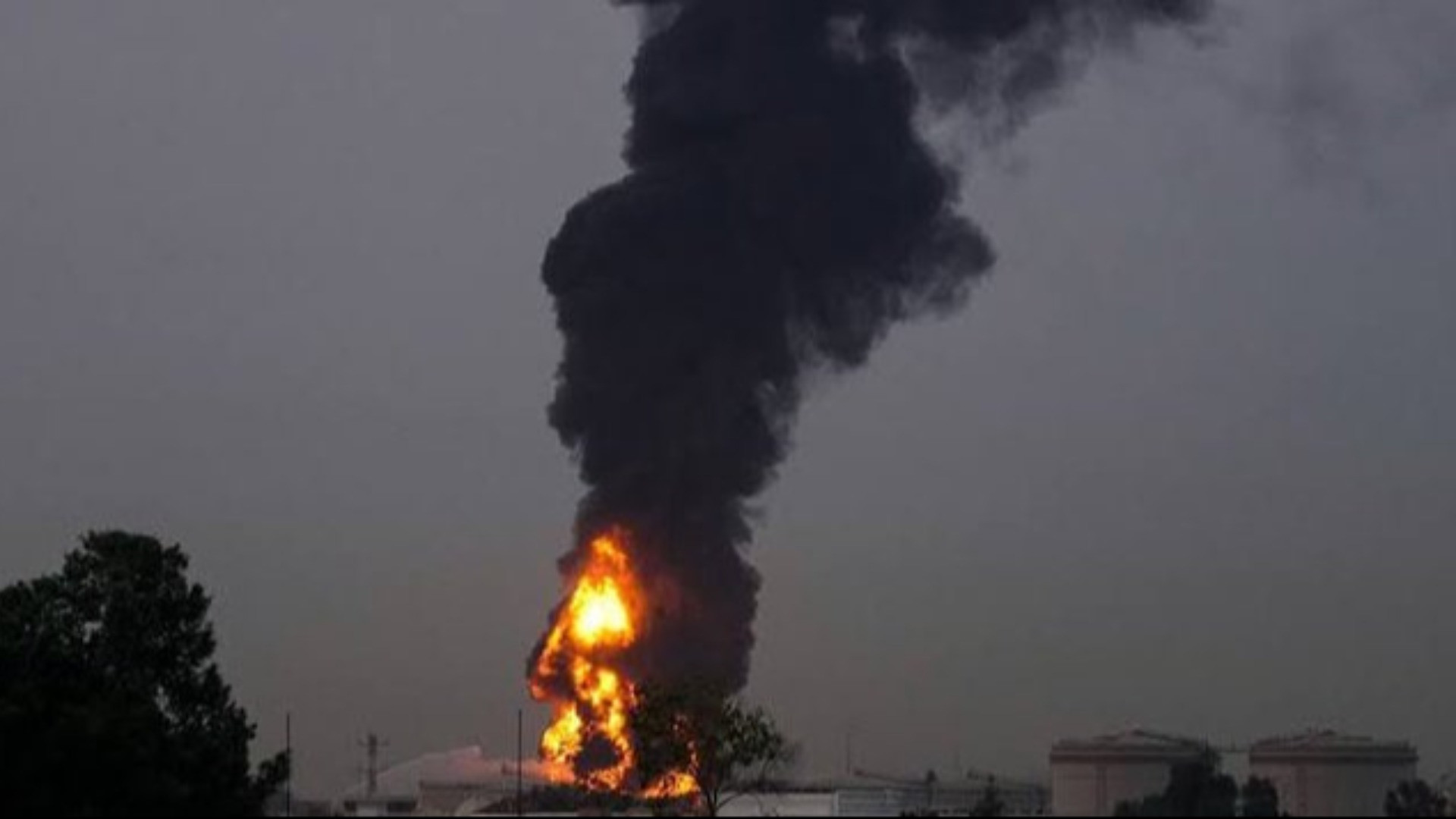 Droni iraniani contro l'aeroporto del Kuwait, in fiamme serbatoi di carburante