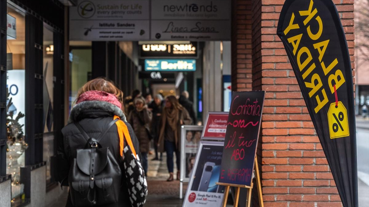 Commercio al dettaglio stabile in febbraio