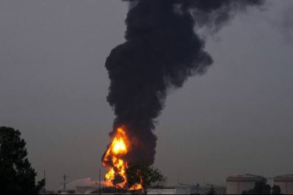 Droni iraniani contro l'aeroporto del Kuwait, in fiamme serbatoi di carburante