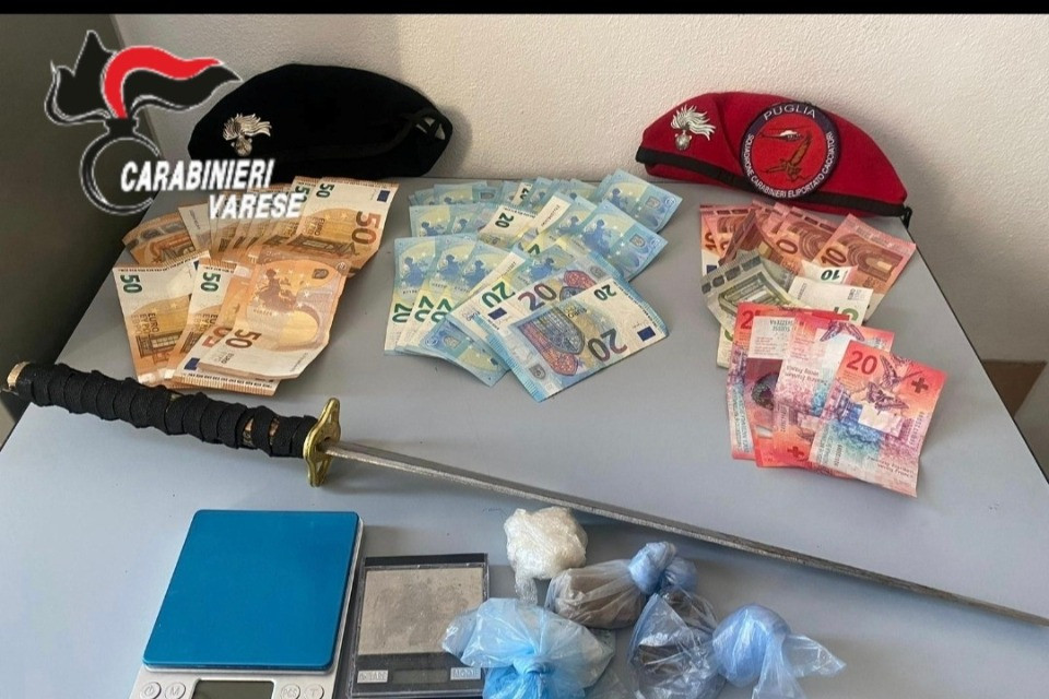Due arresti nei boschi della droga, rinvenuti pure franchi svizzeri e una katana