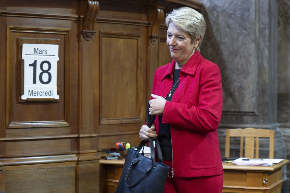 Karin Keller-Sutter, insultata da Grok, denuncia anche la piattaforma X di Elon Musk