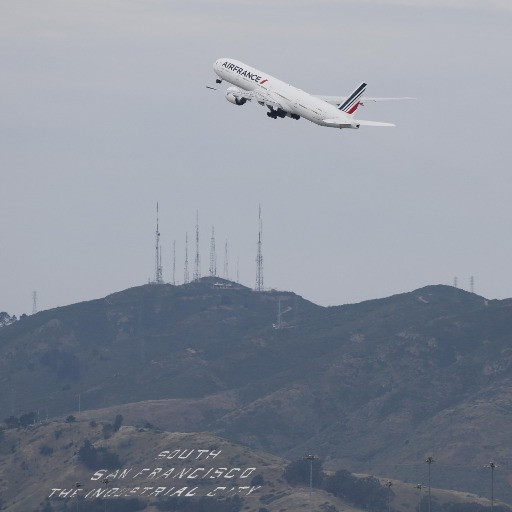 Volare in tempi di guerra: 206 mila km extra, 1.900 tonnellate di CO2 in più al giorno e carburante a rischio