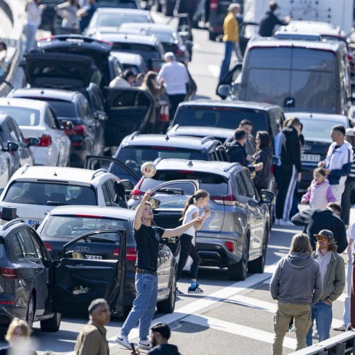 Traffico paralizzato al San Gottardo: «Qualcuno sa come arrivare in Italia?»