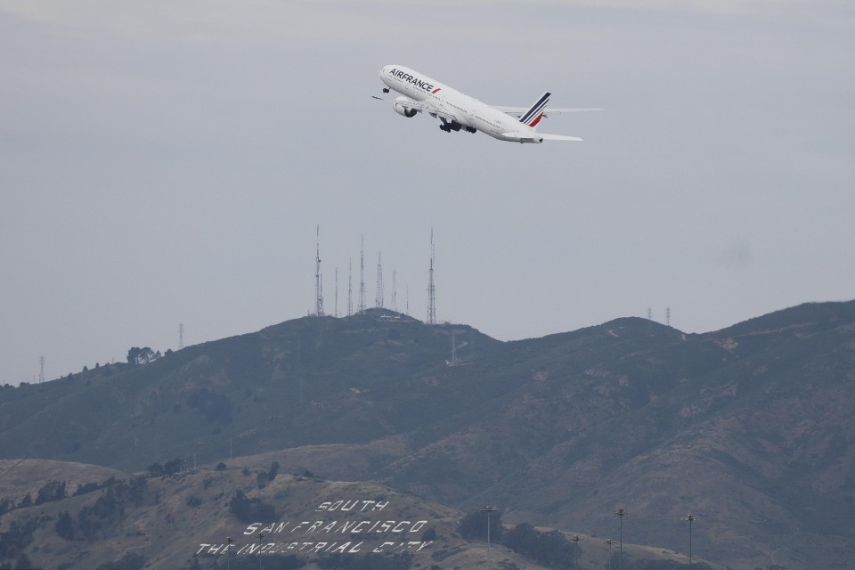 Volare in tempi di guerra: 206 mila km extra, 1.900 tonnellate di CO2 in più al giorno e carburante a rischio