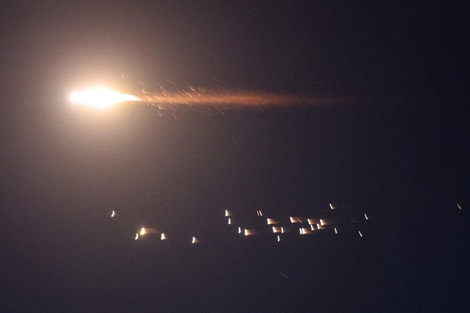 Missili su Israele e Kuwait, Trump minaccia nuove distruzioni in Iran: «I ponti sono i prossimi, poi le centrali elettriche!»