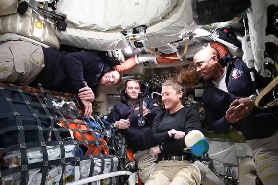 Artemis II lascia l'orbita terrestre e si dirige verso la Luna