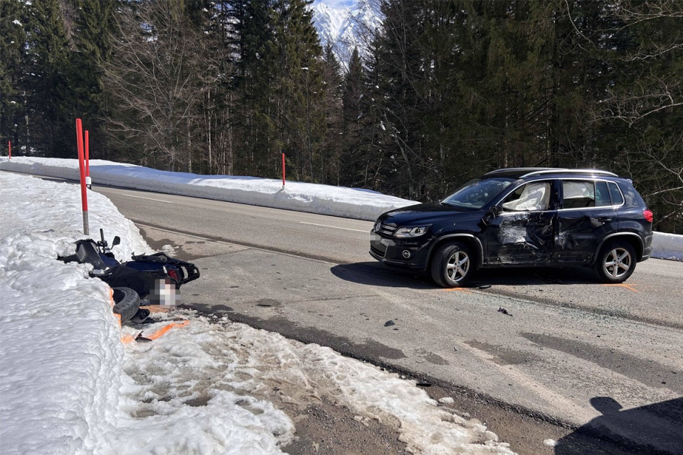 Scontro auto-moto a Ennetbühl, centauro gravemente ferito