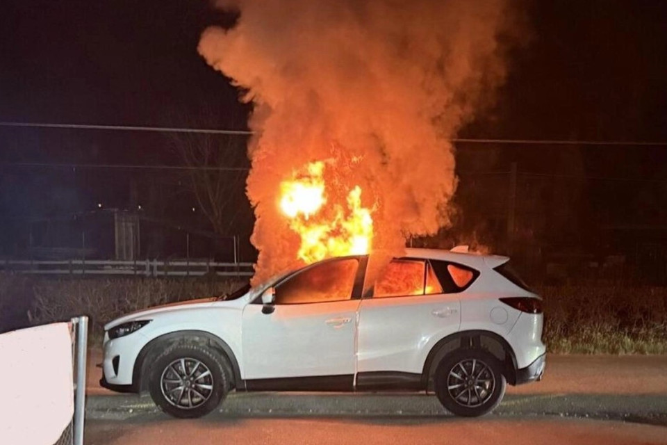 Ladri piromani: rubano un'auto e le danno fuoco