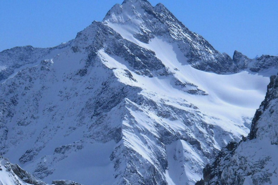 Valanga travolge tre alpinisti, uno rischia di morire