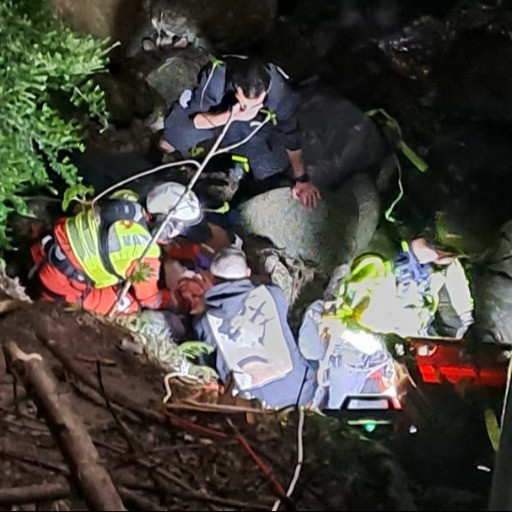 Cade in una scarpata ad Arogno: è in pericolo di morte