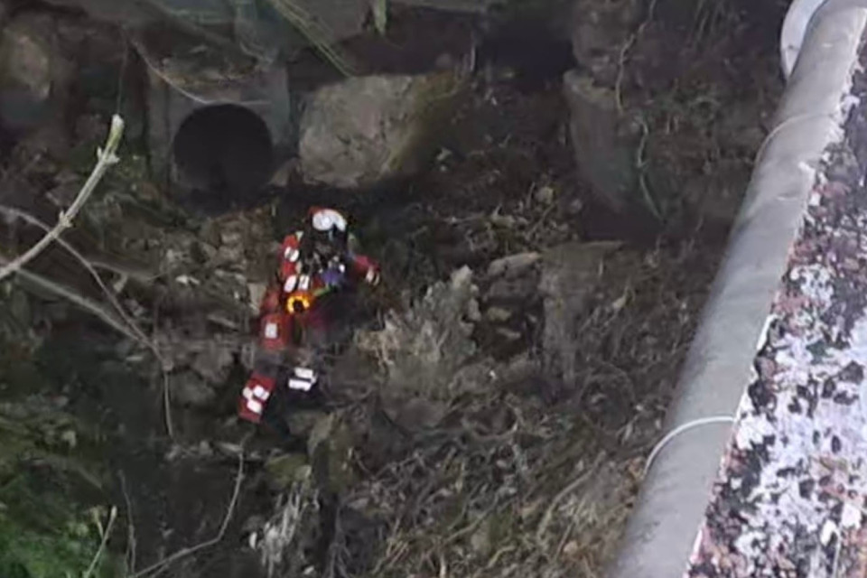 Arogno: ubriaco, va nel bosco a fare pipì e cade in una scarpata