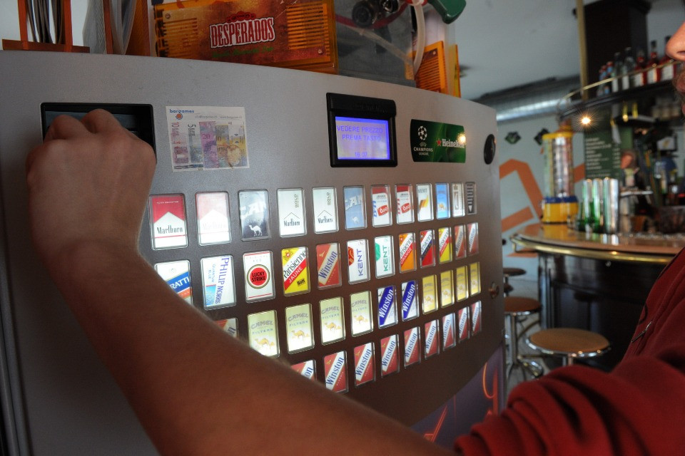 Sigarette per finanziare l’AVS: e se un pacchetto costasse più di 12 franchi?