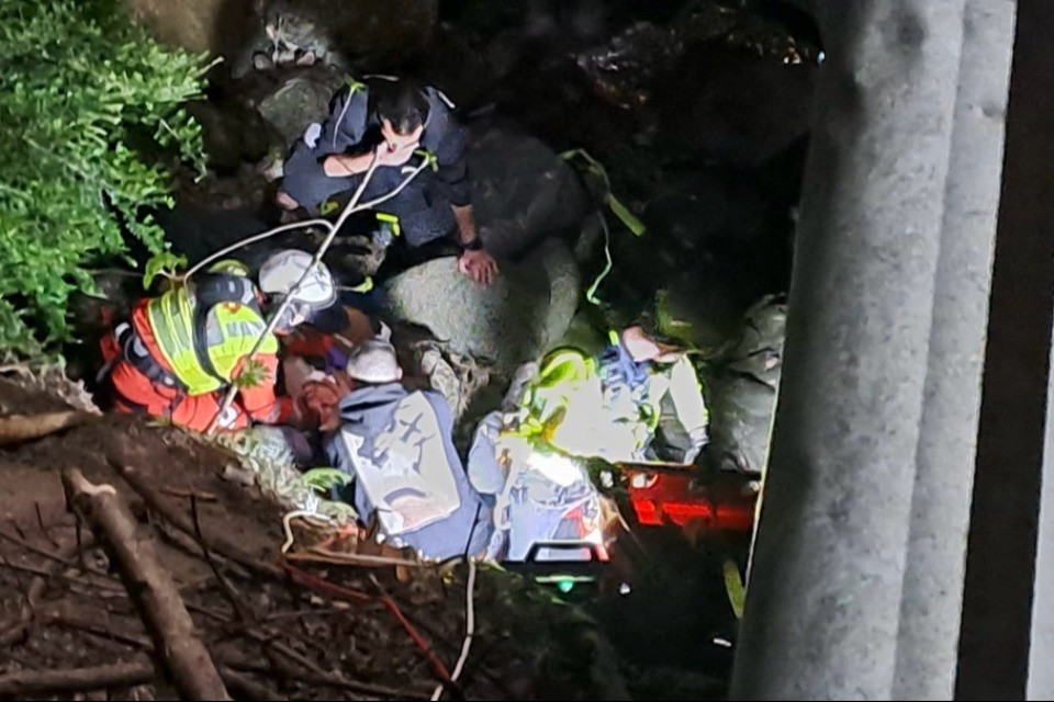 Arogno: ubriaco, va nel bosco a fare pipì e cade in una scarpata